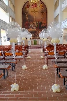 Hochzeitsdekoration in einer Kirche