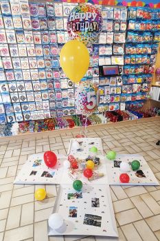 Große Überraschungsbox geöffnet mit Ballonstrauß zum Geburtstag