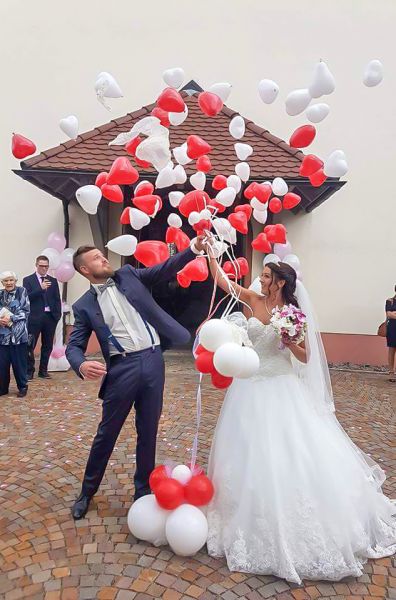 Explodierender Ballon mit Brautpaar