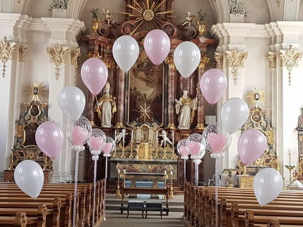 Hochzeitsdekoration in einer Kirche mit Ballonbogen